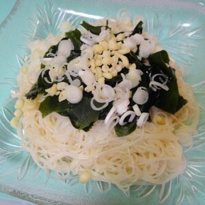 わかめと揚げ玉のそうめん